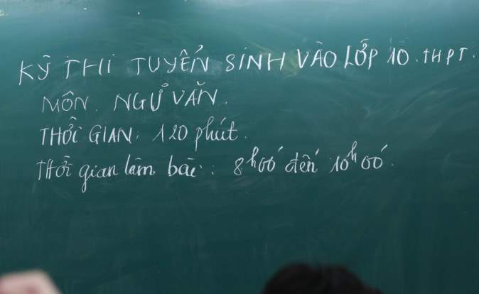 On the morning of May 30, nearly 400 candidates were absent from the literature exam of the 10th grade public high school entrance exam in Hanoi. One candidate was suspended from the exam for bringing a phone into the exam room. Photo: Hai Nguyen