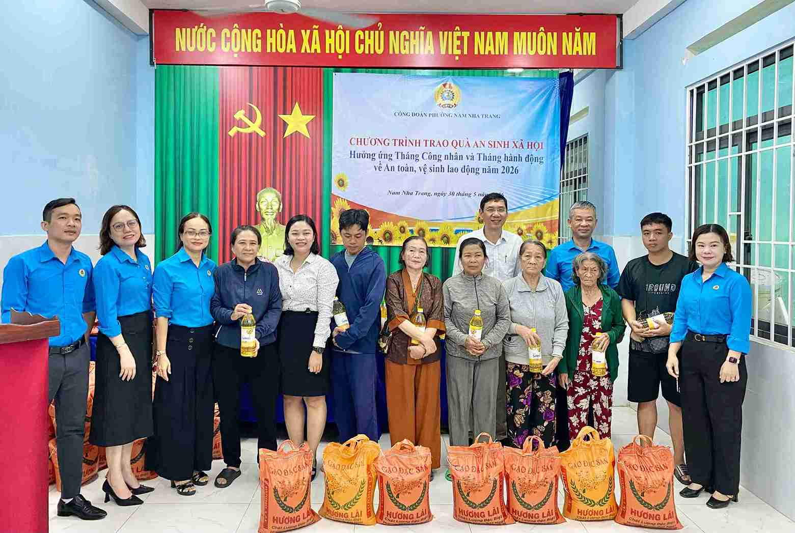Nam Nha Trang Ward Trade Union presents social security gifts to people in difficult circumstances. Photo: Yen Tran