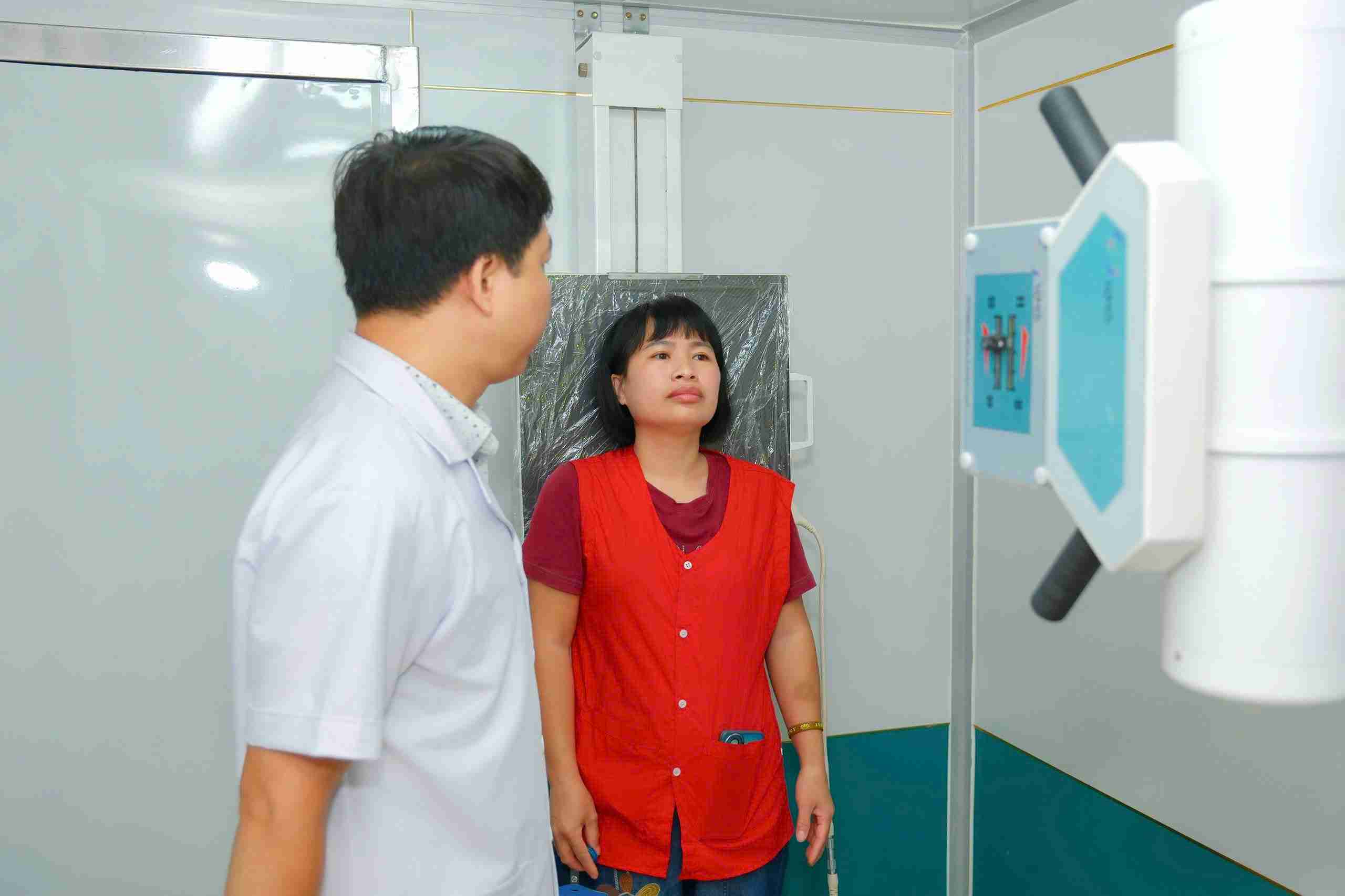 Công nhân Công ty TNHH TAV tham gia khám sức khỏe trong Tháng Công nhân. Ảnh: Công ty cung cấp