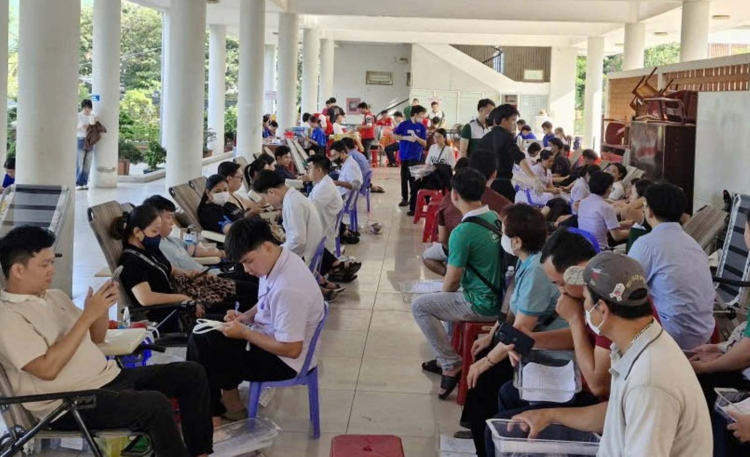 The voluntary blood donation day attracted a large number of officials, members of the Da Nang Young Entrepreneurs Association, and students to participate. Photo: An Thuong