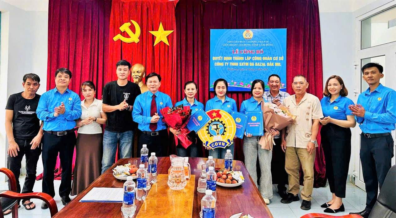 Lãnh đạo Liên đoàn Lao động tỉnh trao quyết định thành lập Công đoàn cơ sở Công ty TNHH sản xuất thương mại đá Bazal Đắk Mil. Ảnh: Nguyễn Hùng