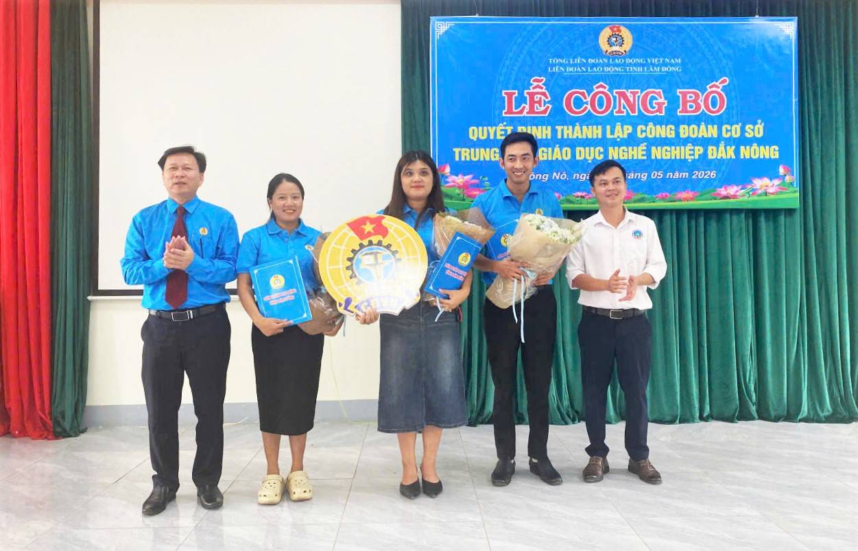 Liên đoàn Lao động tỉnh Lâm Đồng trao quyết định thành lập Công đoàn cơ sở