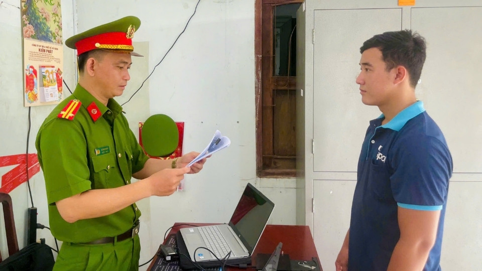 Công an Vĩnh Long tống đạt quyết định khởi tố bị can đối với Nguyễn Tấn Thành để điều tra theo quy định. Ảnh: Công an Vĩnh Long