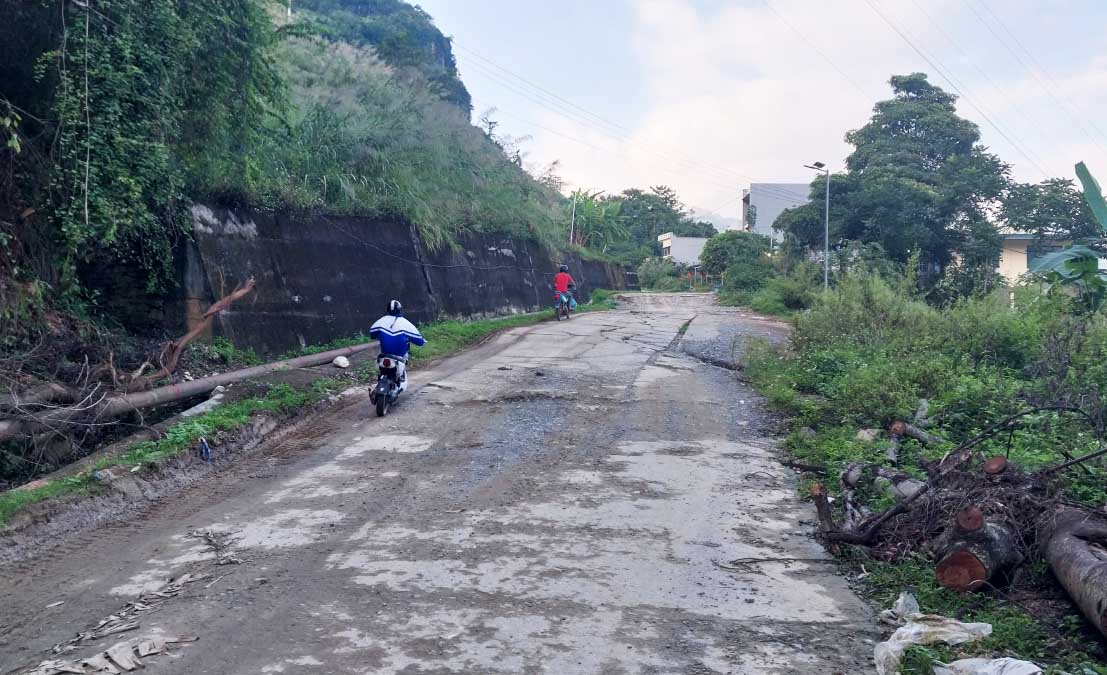 The central area of Pa Vay Su commune, Tuyen Quang province has been planned for relocating people when many serious cracks appear, with the risk of landslides burying them. Photo: Manh Phuong