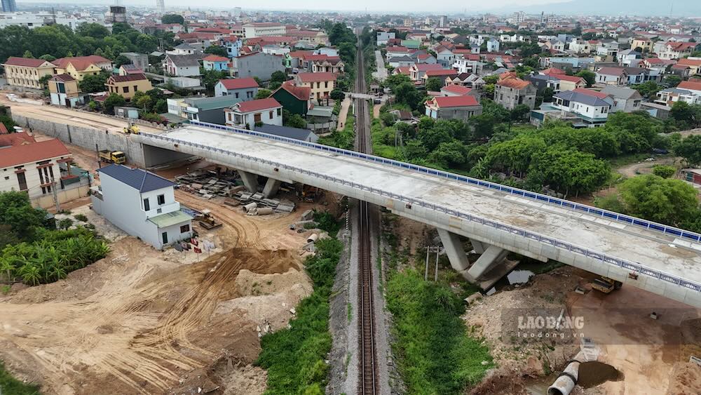 The project of Road and overpass of the central railway of Dong Hoi City is being implemented for a long time due to site clearance issues. Photo: Nguyen Luan