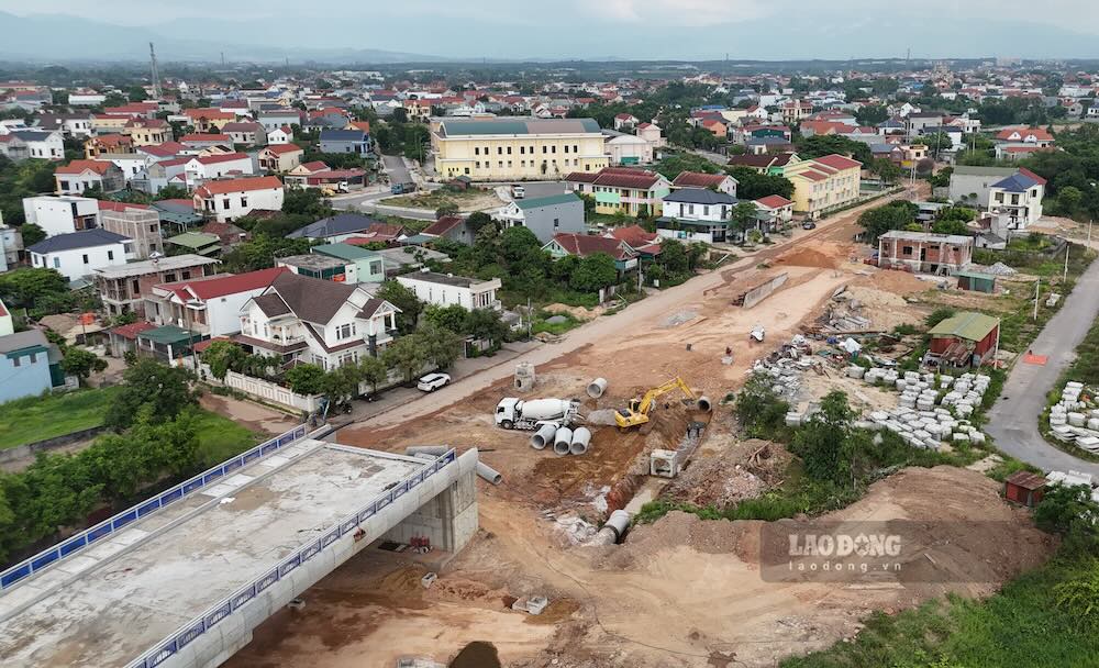 Đoạn phía phường Đồng Thuận chưa thể thi công đường dẫn lên cầu do chậm giải phóng mặt bằng. Ảnh: Nguyễn Luân