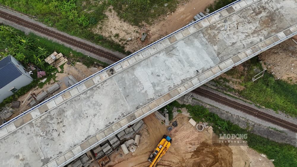 Phần cầu vượt đường sắt đã cơ bản hoàn thiện, chờ đường dẫn. Ảnh: Nguyễn Luân