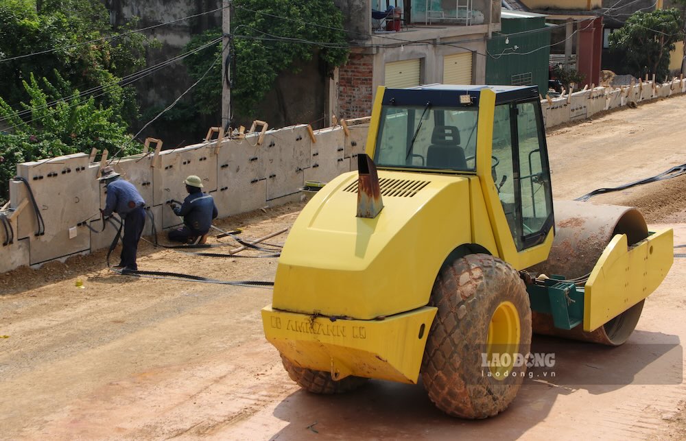 Máy móc, công nhân được huy động tối đa để tăng tốc thi công dự án. Ảnh: Nguyễn Luân
