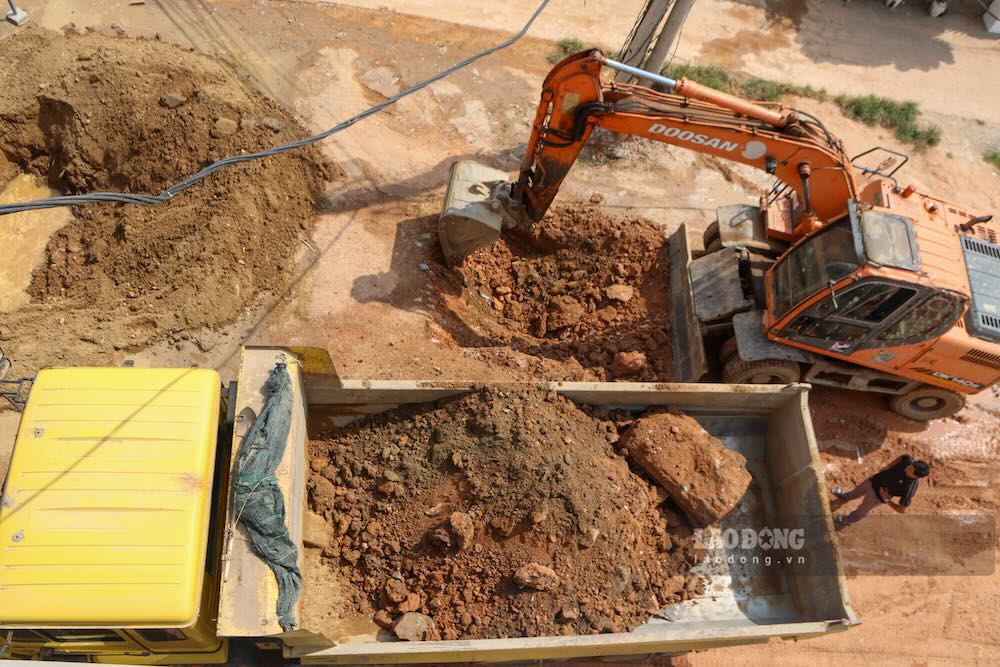 Công tác xây lắp cống thoát nước dưới chân cầu đang được triển khai. Ảnh: Nguyễn Luân