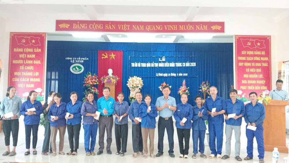 The Trade Union of Le Ninh Joint Stock Company commends and rewards union members with high latex production, creating motivation for labor emulation throughout the unit. Photo: Quang Tri Trade Union
