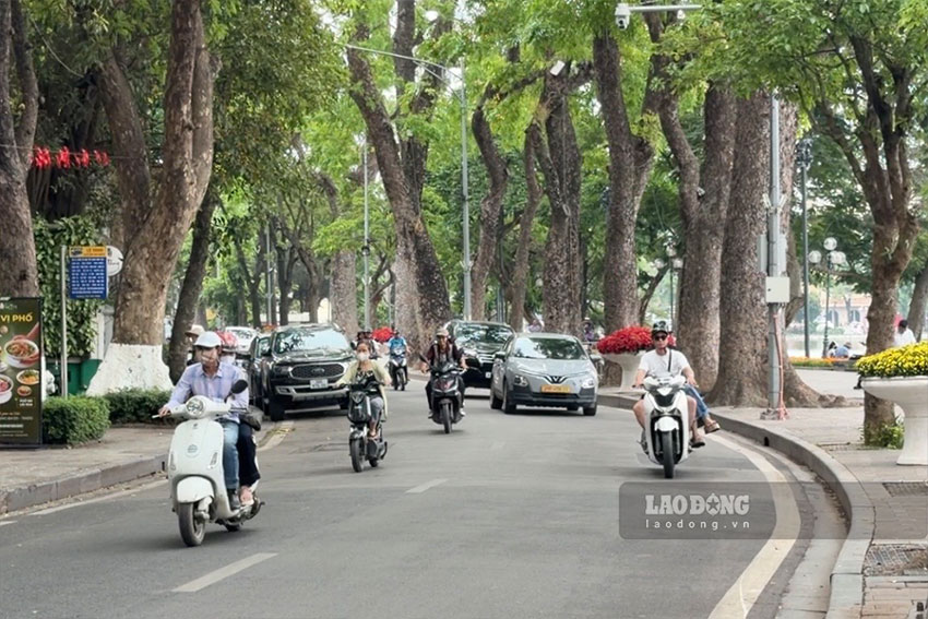 The city is expected not to ban personal gasoline motorbikes in the Hoan Kiem area. Photo: Duong Anh