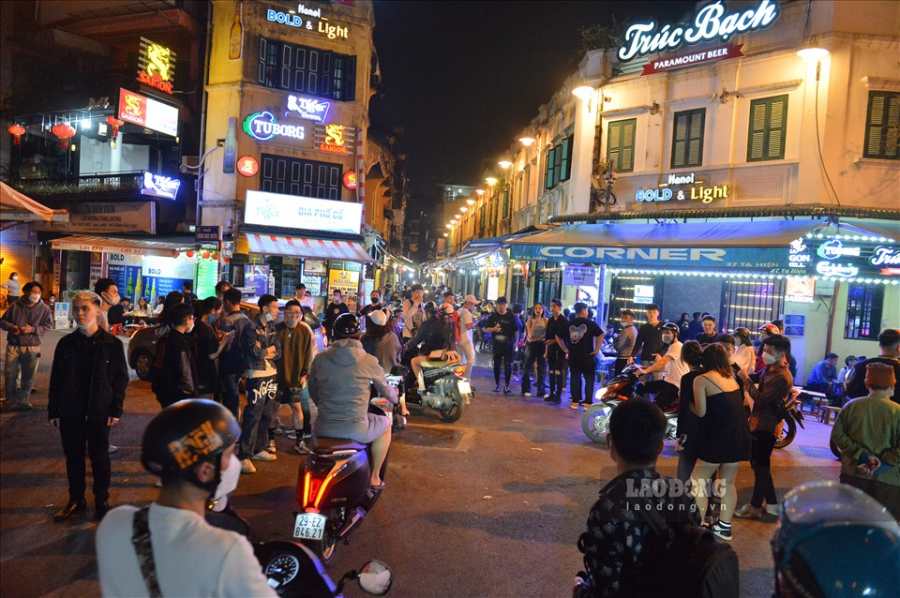Hanoi is expected to allow some areas and service complexes to operate until 6 am to develop night tourism and increase tourist spending. Photo: Ha Phuong