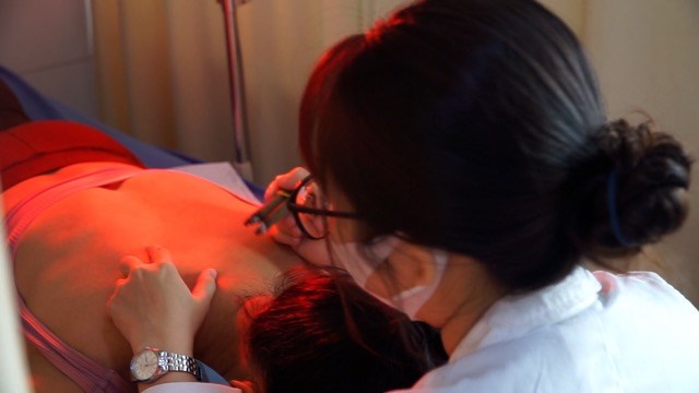 Y học cổ truyền vẫn đóng vai trò quan trọng trong việc chăm sóc sức khỏe người dân. Ảnh: Nguyễn Ly