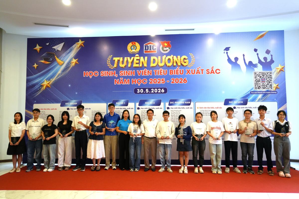 The Trade Union organizes commendation for children of union members and workers who achieve high academic achievements in the 2025-2026 school year. Photo: Thanh An