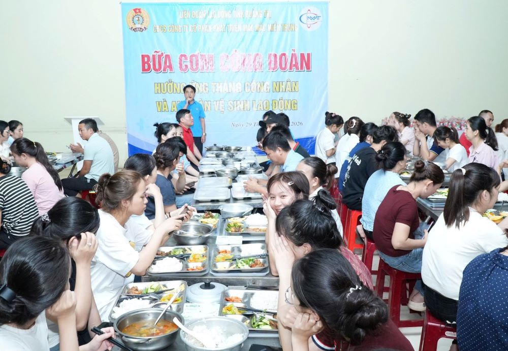 Trade Union Meals" contribute to creating an atmosphere of solidarity and cohesion between union members and employees in the company. Photo: Quang Tri Trade Union