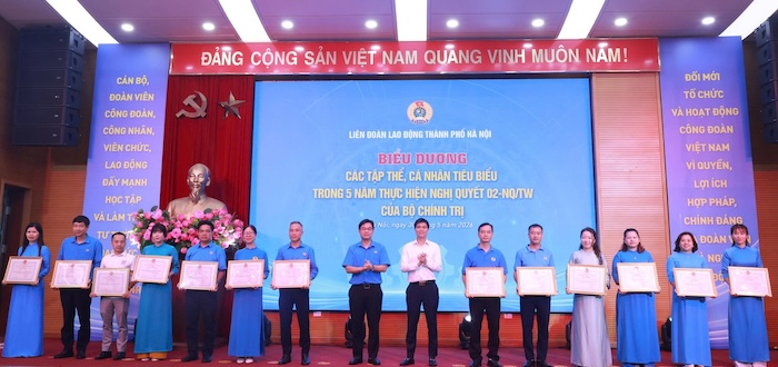 Mr. Ngo Duy Hieu - Standing Deputy Secretary of the Party Committee, Vice President of the VGCL (7th from right) and Mr. Nguyen Van Thang - Member of the Presidium of the VGCL, Chairman of the Hanoi Labor Federation (8th from right) awarded commendations to collectives with achievements in 5 years of implementing Resolution No. 02-NQ/TW dated June 12, 2021 of the Politburo on "Innovating the organization and operation of Vietnam Trade Unions in the new situation". Photo: Ngoc Anh