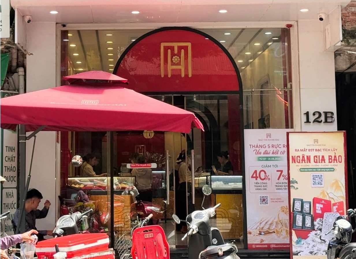 Các cửa hàng vàng tại Hà Nội không còn cảnh khách chen chân chờ giao dịch. Ảnh: Hà Lê
