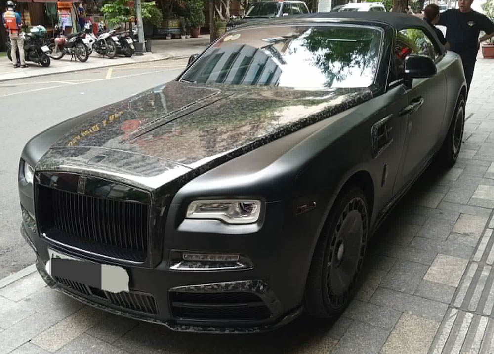 The Rolls-Royce Dawn attracts attention with its matte black exterior and many upgraded details made of carbon forged from Mansory. Photo: Check In Supercars