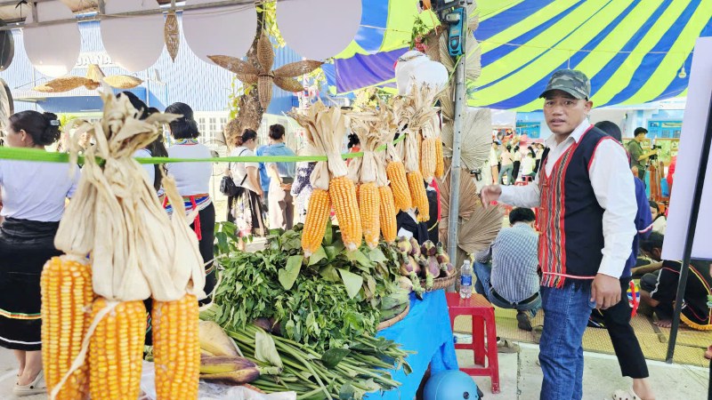Không gian ẩm thực truyền thống của đồng bào Cor tại triển lãm. Ảnh: Hoàng Bin