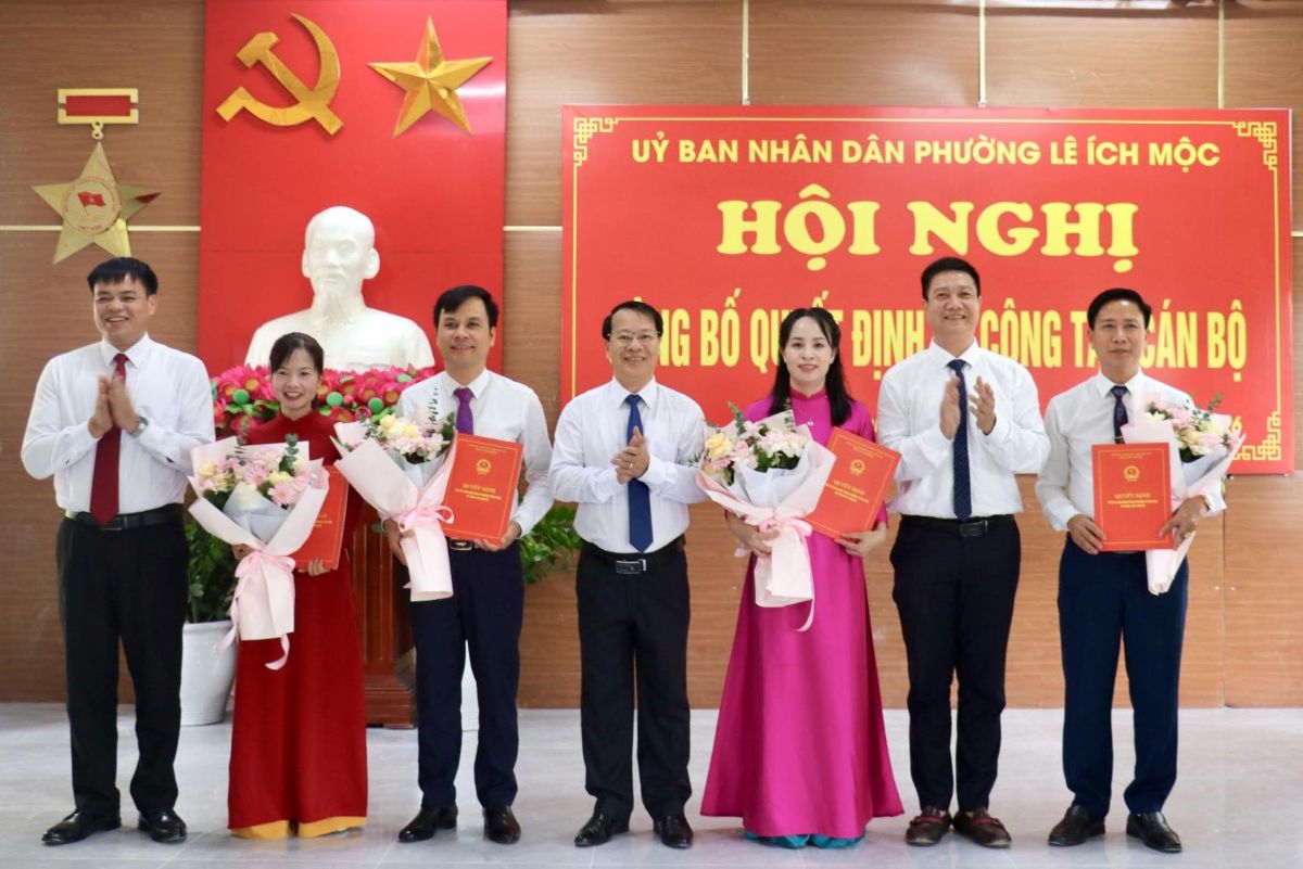 Le Ich Moc Ward awards decisions on transfer and appointment of officials. Photo: Le Ich Moc Ward - Hai Phong City