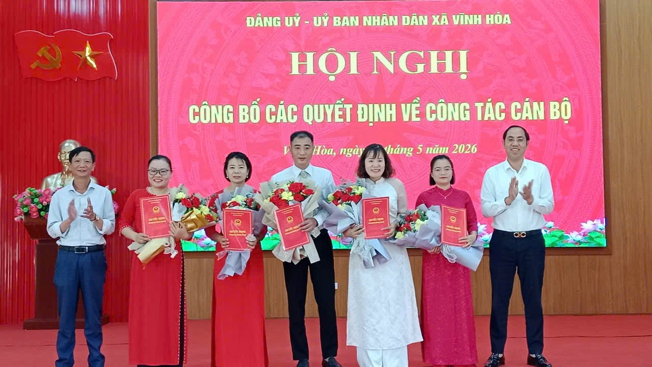 Xã Vĩnh Hòa công bố quyết định công tác cán bộ. Ảnh: Cổng TTĐT xã Vĩnh Hòa
