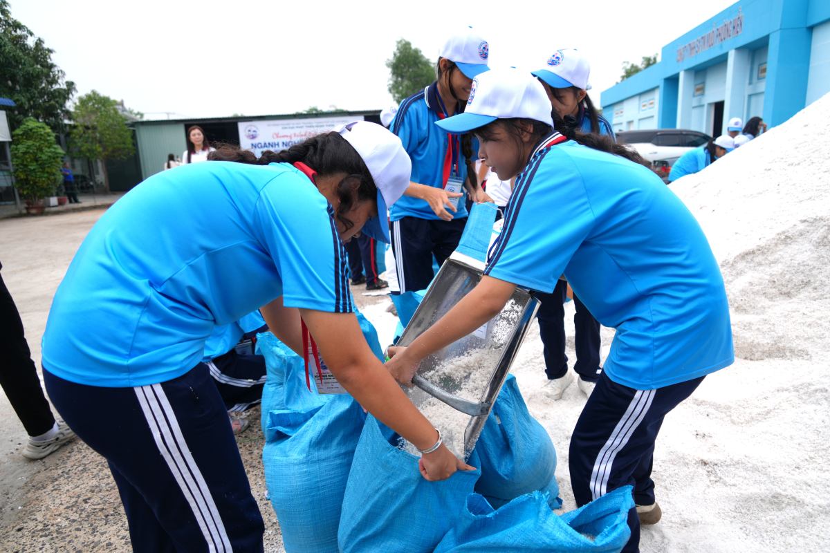 Students experience the reality of traditional salt making in a program organized by the Ho Chi Minh City Department of Agriculture and Environment. Photo: Thanh An