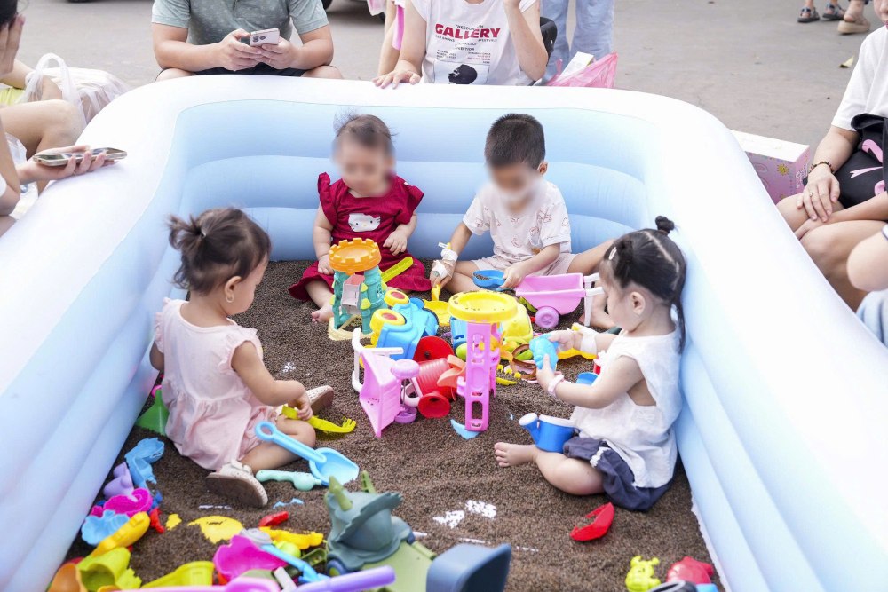 Patients with needle-handed medicine innocently welcome Children's Day. Photo: Khanh Chi