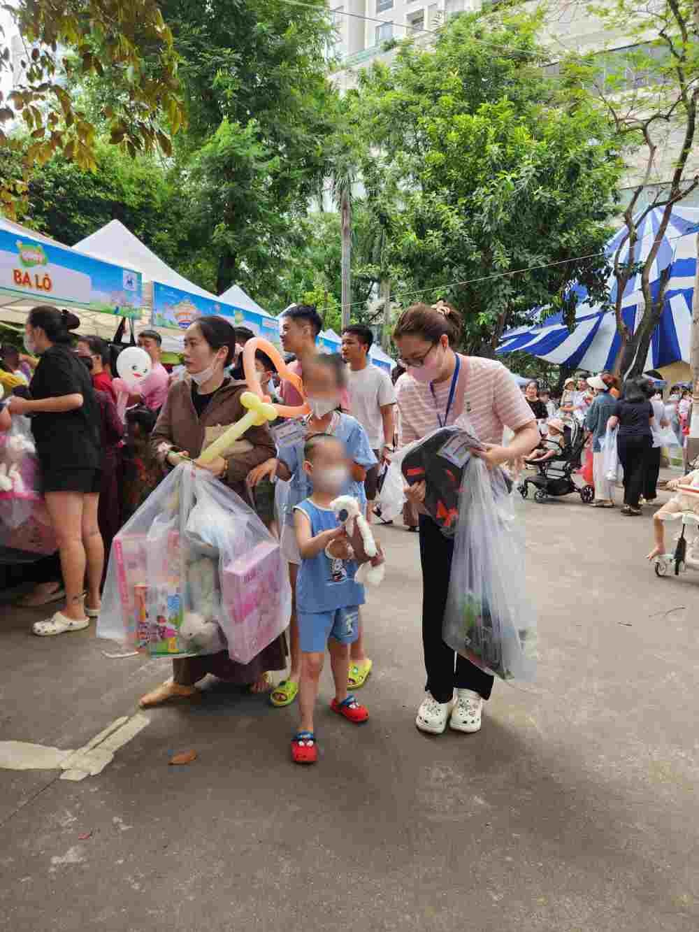 Bệnh nhi vui vẻ nhận quà nhân dịp Tết thiếu nhi. Ảnh: Khánh Chi