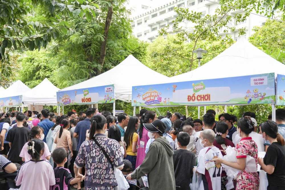 Những món quà nhỏ, sân chơi đầy màu sắc... làm vơi đi phần nào nỗi đau bệnh tật của hàng ngàn em nhỏ đang điều trị tại Bệnh viện Nhi Trung ương. Ảnh: Khánh Chi