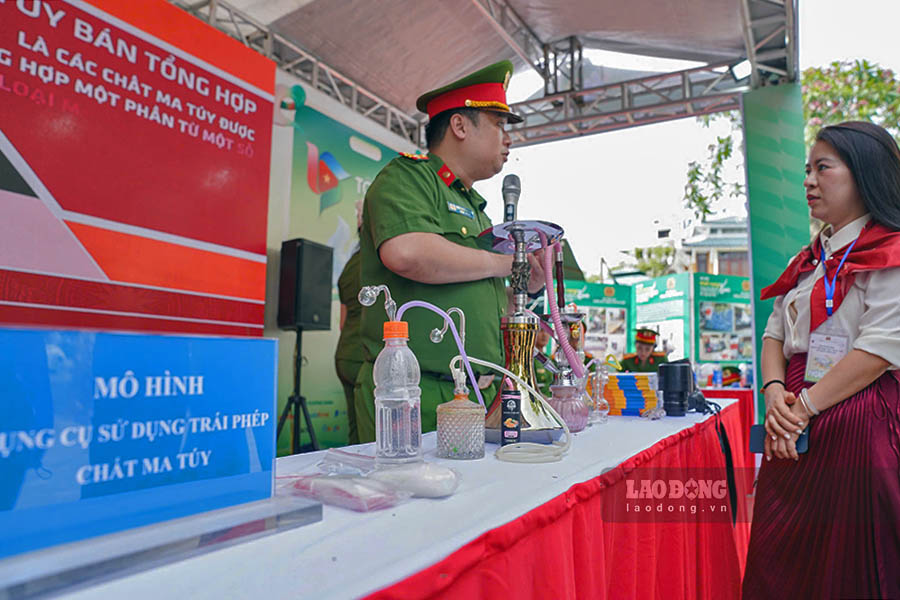 Tại khu vực trải nghiệm của Phòng Cảnh sát điều tra tội phạm về ma túy, lực lượng chức năng đã trưng bày trực quan các mô hình nhận diện ma túy “núp bóng” tinh vi dưới dạng thực phẩm, đồ uống. Hoạt động còn tạo điều kiện để người dân trao đổi, đặt câu hỏi với cán bộ chuyên trách về các dấu hiệu nhận biết người sử dụng ma túy, kỹ năng phòng tránh các nguy cơ từ ma túy và trách nhiệm của mỗi cá nhân trong việc tham gia tố giác tội phạm.