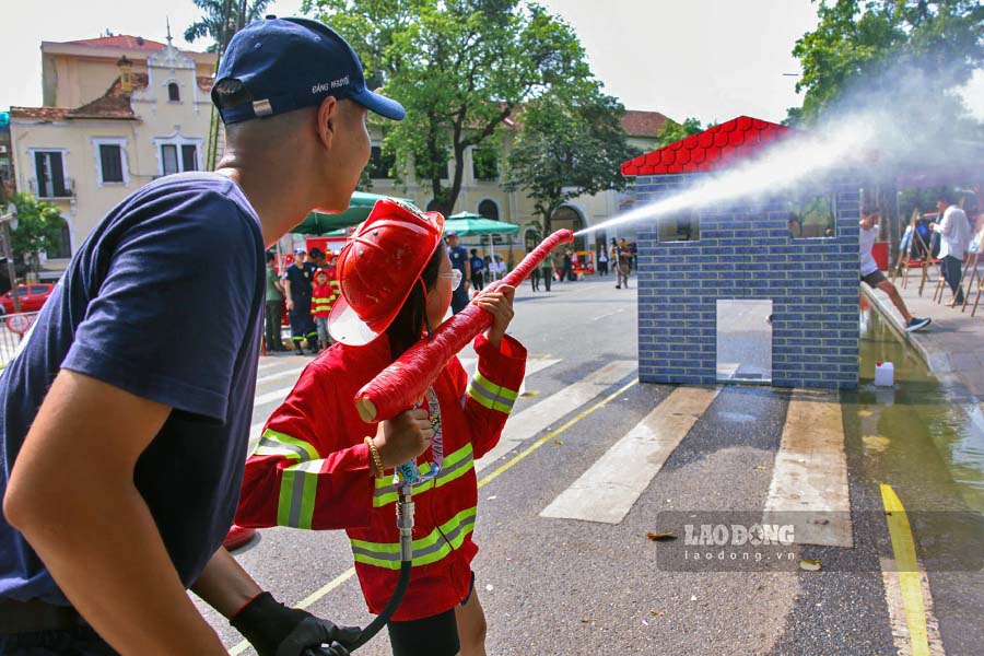 the experience area of the Fire and Rescue Police force brought moments of suspense and authenticity. Hundreds of officers and soldiers were mobilized to guide people to directly put on firefighter uniforms, and personally use handheld fire extinguishers to extinguish the fire from a simulated gas cylinder.
