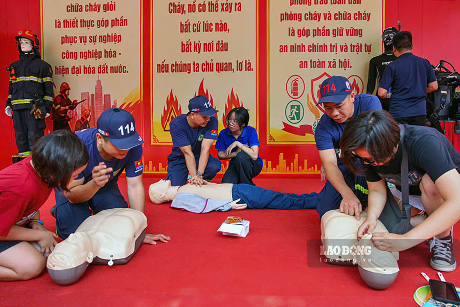 Các cán bộ, chiến sĩ Cảnh sát PCCC và CNCH Công an TP Hà Nội trực tiếp hướng dẫn cho người dân thao tác sơ cứu.