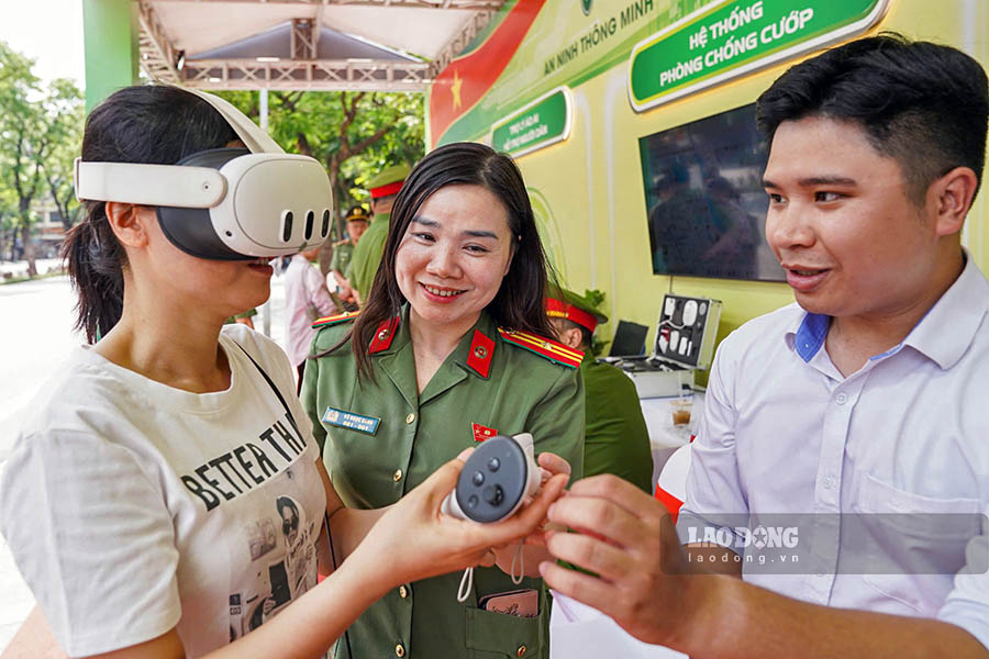 Người dân tham quan “Bảo tàng số Công an Hà Nội” ở góc nhìn 360 độ thông qua kính thực tế ảo (VR). Theo Công an TP Hà Nội, lễ hưởng ứng không chỉ góp phần lan tỏa sâu rộng Cuộc thi sáng tạo video clip “Tổ quốc bình yên“, mà còn thể hiện quyết tâm đổi mới phương thức tuyên truyền, truyền tải thông điệp: “Thăng Long nghìn năm văn hiến - Thủ đô vì hòa bình - Thành phố thông minh kiến tạo tương lai“.