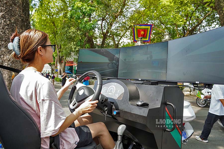 Nhiều người dân đã trực tiếp tham gia thực hành trên các thiết bị mô phỏng, qua đó hiểu rõ hơn về quy trình đào tạo, sát hạch lái xe cũng như nâng cao kiến thức, kỹ năng xử lý tình huống khi tham gia giao thông.