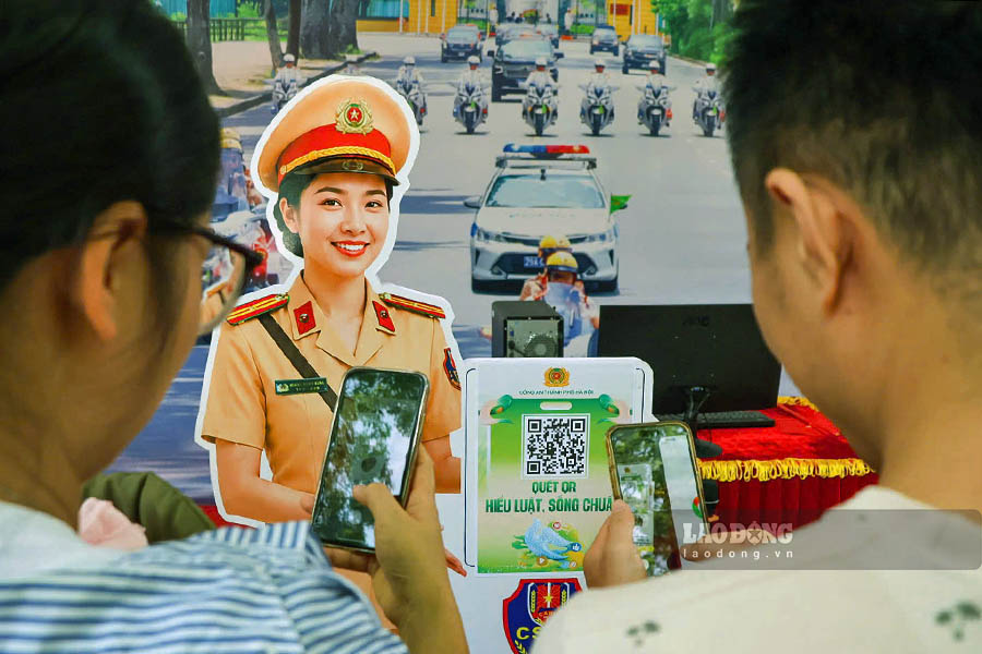 Cũng trong khuôn khổ sự kiện, đông đảo người dân đã tích cực quét mã QR để đăng ký tham gia Cuộc thi sáng tạo video clip “Tổ quốc bình yên”, góp phần lan tỏa thông điệp xây dựng văn hóa giao thông an toàn, văn minh trong cộng đồng.