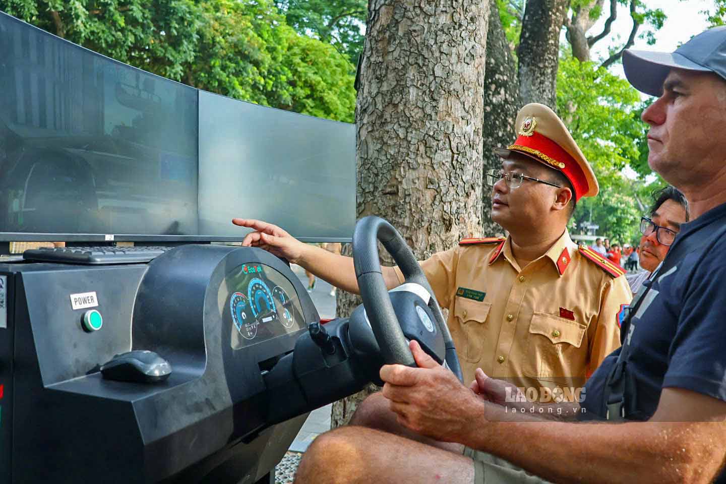 Tại khu vực trải nghiệm của Phòng CSGT Công an TP Hà Nội, người dân trực tiếp được bước vào cabin mô phỏng lái xe ôtô và mô tô để đối mặt với những tình huống thực tế trên đường.