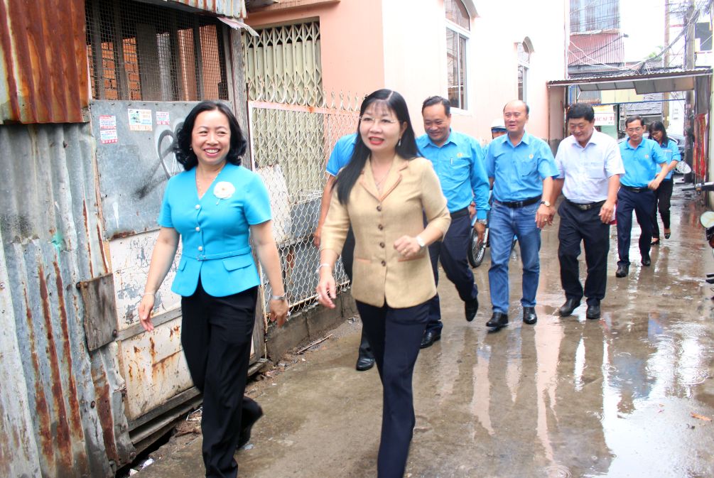 Sáng 30.5, bà Thái Thu Xương - Phó Chủ tịch Thường trực Tổng LĐLĐ Việt Nam và bà Trần Thị Thanh Hương - Phó Bí thư Tỉnh ủy, Chủ tịch Ủy ban MTTQ tỉnh An Giang dẫn đầu đoàn công tác. Dù điều kiện thời tiết mưa bão, cả đoàn vẫn quyết tâm không sử dụng ô che, đội mưa đi bộ đến tận nơi làm việc và khu nhà ở để trực tiếp thăm hỏi người lao động. Ảnh: Thanh Mai