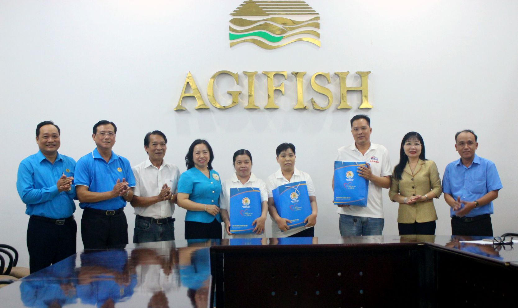Đoàn đã đến thăm hỏi, động viên 3 đoàn viên thuộc Công ty CP XNK Thủy sản An Giang (AGIFISH) là anh Đỗ Thành Phong, chị Trương Thị Kim Lánh và chị Nguyễn Thị Cúc. Cả ba đều đang mang trong mình những căn bệnh nan y, phải điều trị kéo dài. Ảnh: Thanh Mai
