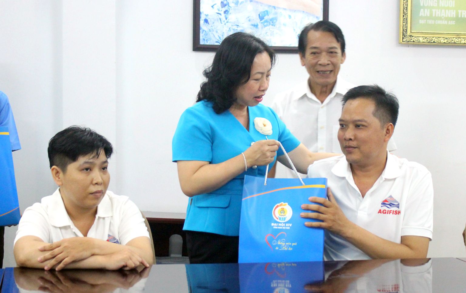Bà Thái Thu Xương ân cần nắm tay, biểu dương tinh thần vượt lên số phận của các đoàn viên. Dù mang trọng bệnh, họ vẫn nỗ lực gắn bó với công việc, duy trì sự sống một cách tự chủ và tự tôn. Đây là những phần quà ý nghĩa nằm trong chương trình “Những món quà từ Đại hội“, hướng tới chào mừng Đại hội XIV Công đoàn Việt Nam. Ảnh: Thanh Mai