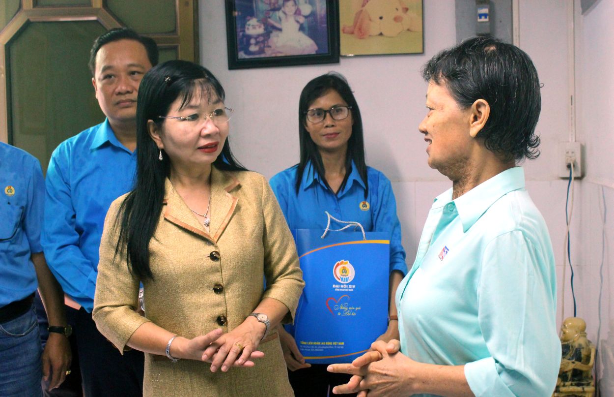 Bà Trần Thị Thanh Hương - Phó Bí thư Tỉnh ủy, Chủ tịch Ủy ban Mặt trận Tổ quốc tỉnh An Giang - thăm hỏi chị Lê Thị Hoàng Oanh. Những cái nắm tay, lời động viên chân tình chính là liệu pháp tinh thần to lớn giúp chị Oanh thêm vững tin vượt qua bạo bệnh. Ảnh: Thanh Mai