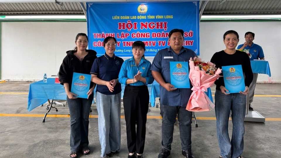 Ms. Vo Thi Thu Oanh - Vice President of the Provincial Labor Federation awarded the decision to establish and recognize the Executive Committee of the grassroots Trade Union of TV Bakery Co., Ltd. Photo: Vinh Long Provincial Labor Federation