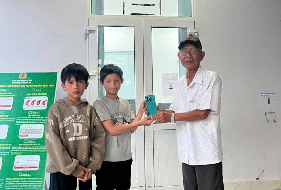 Picking up a valuable phone, two elementary school students in Khanh Hoa asked the police to help find the owner to return the property. Photo: Phuoc Dinh Police