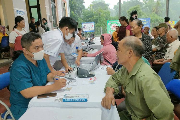 Người dân xã Mường Mùn đến khám sức khỏe miễn phí. Ảnh: Thanh Bình