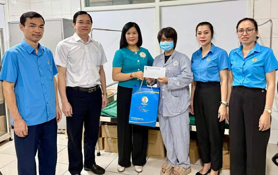 Ms. Do Hong Van - Member of the Presidium, Deputy Head of the Labor Relations Department of the Vietnam General Confederation of Labor presents gifts to union members. Photo: Minh Thuy