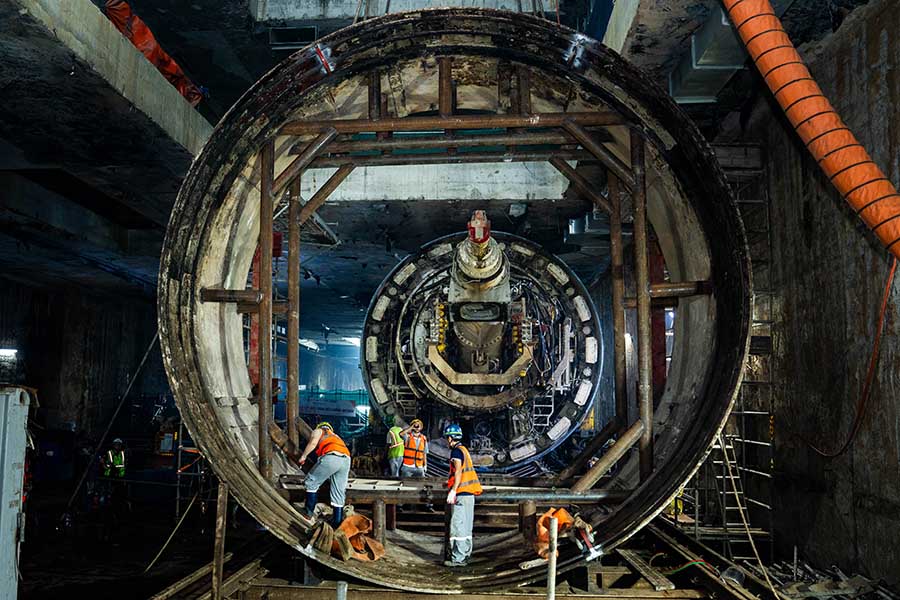 Tunnel excavator TBM No. 2 named "Tao Dai" has completed the tunnel drilling task and is currently entering the dismantling phase. This is an important milestone for the construction of the underground section of the project.