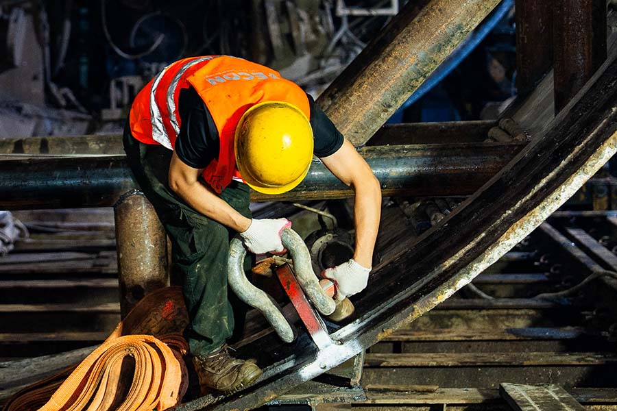 So với việc tháo dỡ máy TBM số 1 trước đó, quá trình xử lý TBM2 được đánh giá phức tạp hơn. Nguyên nhân là thân máy không nằm ngay dưới vị trí lỗ mở của ga S12. Vì vậy, các kỹ sư phải tháo tách từng bộ phận, đồng thời thực hiện việc dịch chuyển ngang phần thân chính nặng khoảng 500 tấn dưới đáy nhà ga trước khi đưa đến vị trí phù hợp để cẩu lên mặt đất. 