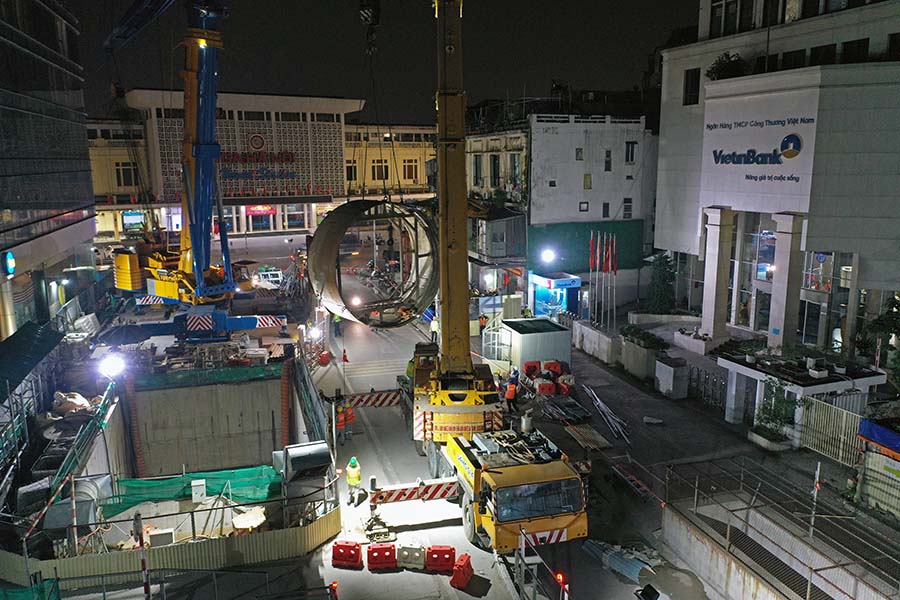 Theo MRB, sau khi được đưa lên mặt đất, các cấu kiện của máy TBM sẽ được vận chuyển bằng phương tiện chuyên dụng đến khu vực tập kết ở ngoại thành để bảo dưỡng, kiểm tra và đánh giá kỹ thuật. Quá trình vận chuyển được thực hiện theo lộ trình được cơ quan chức năng cấp phép, chủ yếu vào ban đêm và có phương tiện dẫn đường nhằm bảo đảm an toàn giao thông cũng như hạn chế ảnh hưởng đến hạ tầng đô thị. 