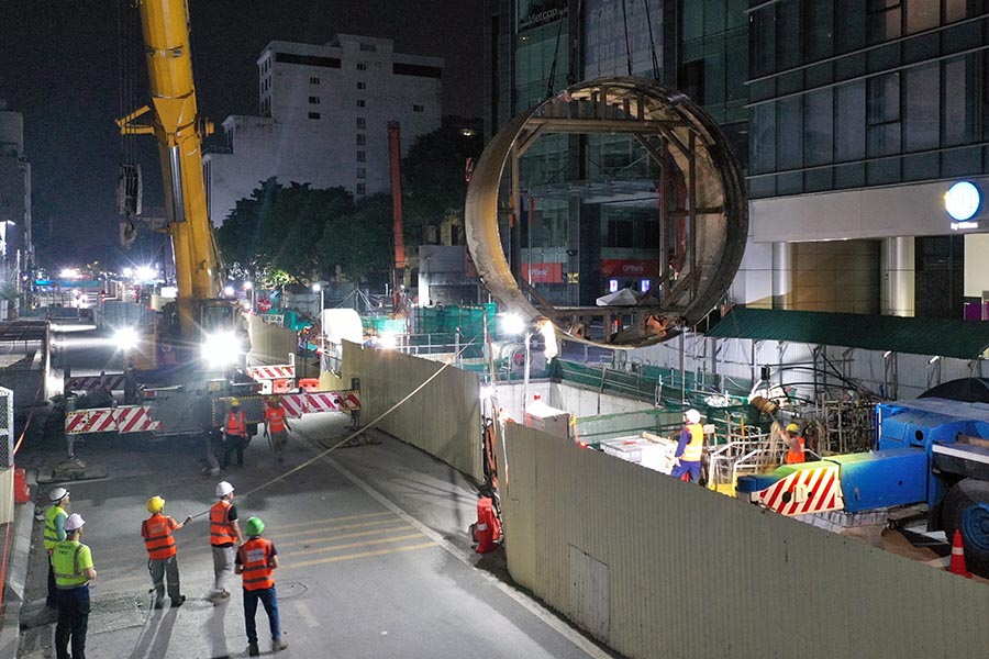 Ngoài yếu tố kỹ thuật, công trường còn nằm tại khu vực trung tâm Hà Nội, nơi có mật độ phương tiện lưu thông lớn và nhiều công trình hiện hữu xung quanh. Để giảm thiểu tác động đến giao thông đô thị, hoạt động cẩu lắp, nâng hạ các cấu kiện chủ yếu được thực hiện vào ban đêm bằng cẩu hạng nặng có tải trọng khoảng 500 tấn. 