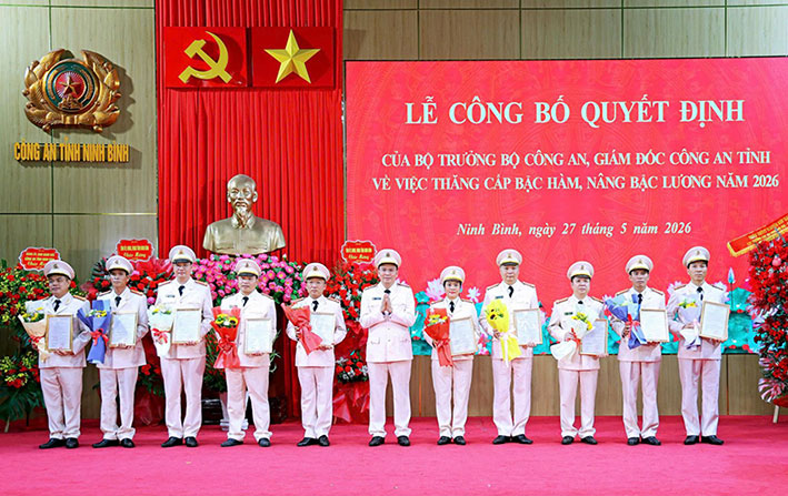 Những sĩ quan được thăng hàm, nâng bậc lương Đại tá, Thượng tá. Ảnh: Công an tỉnh Ninh Bình