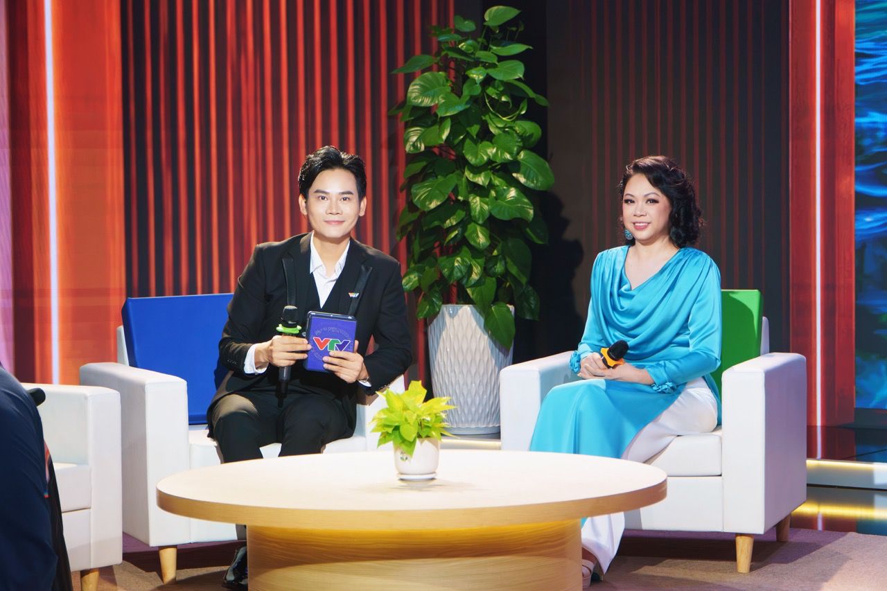 MC Hong Phuc hosts the new program. Photo: Artist provided.
